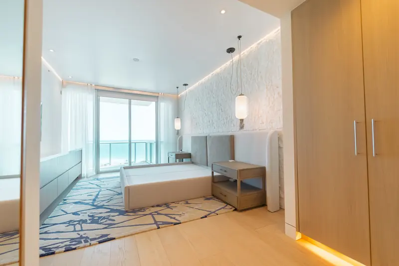 Remodelación de condominio frente al mar en Miami Beach: dormitorio con carpintería a medida en Continuum South Tower
