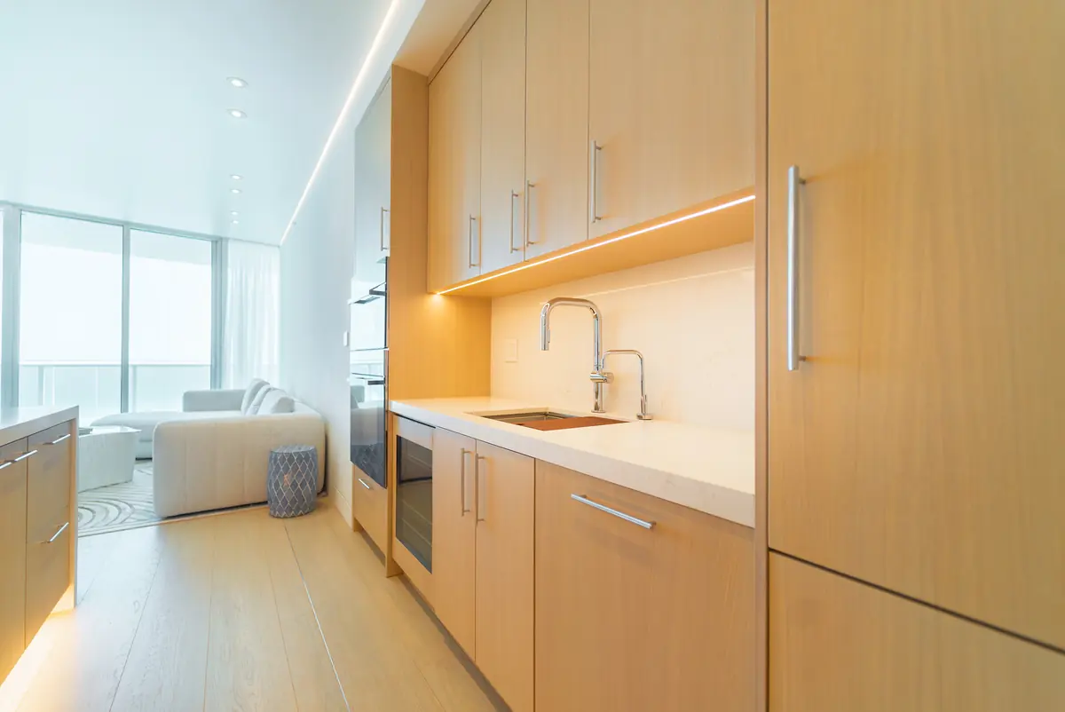 Gabinetes de cocina a medida y vista al mar en Continuum South Tower, Miami Beach