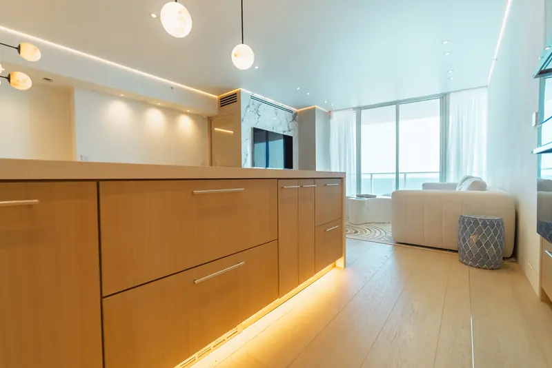 Isla de cocina con zócalo iluminado y vista al mar en Continuum South Tower, Miami Beach