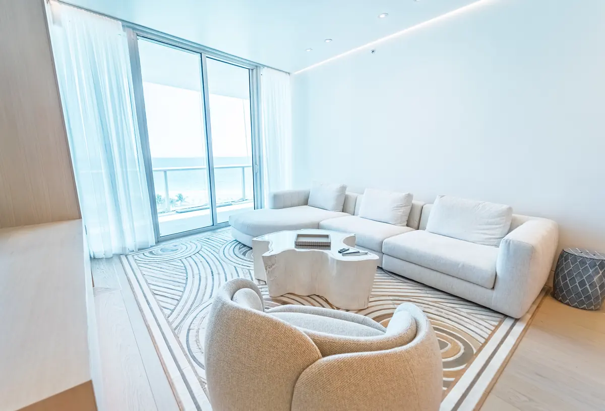 Remodelación de casa en Miami: sala renovada con vista al mar en Continuum South Tower, Miami Beach