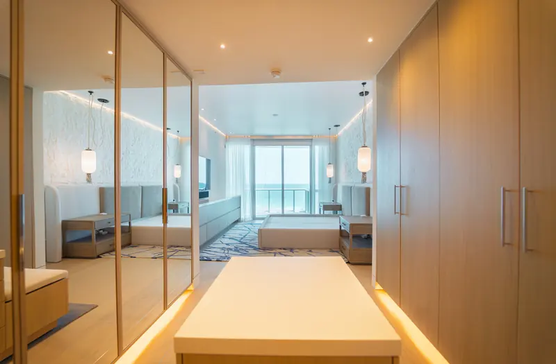 Vestidor con espejos y gabinetes iluminados en Continuum South Tower, Miami Beach