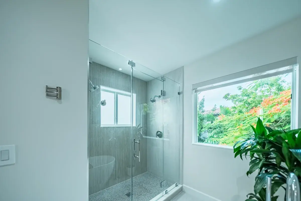 Ducha de vidrio en un baño renovado, Coral Gables