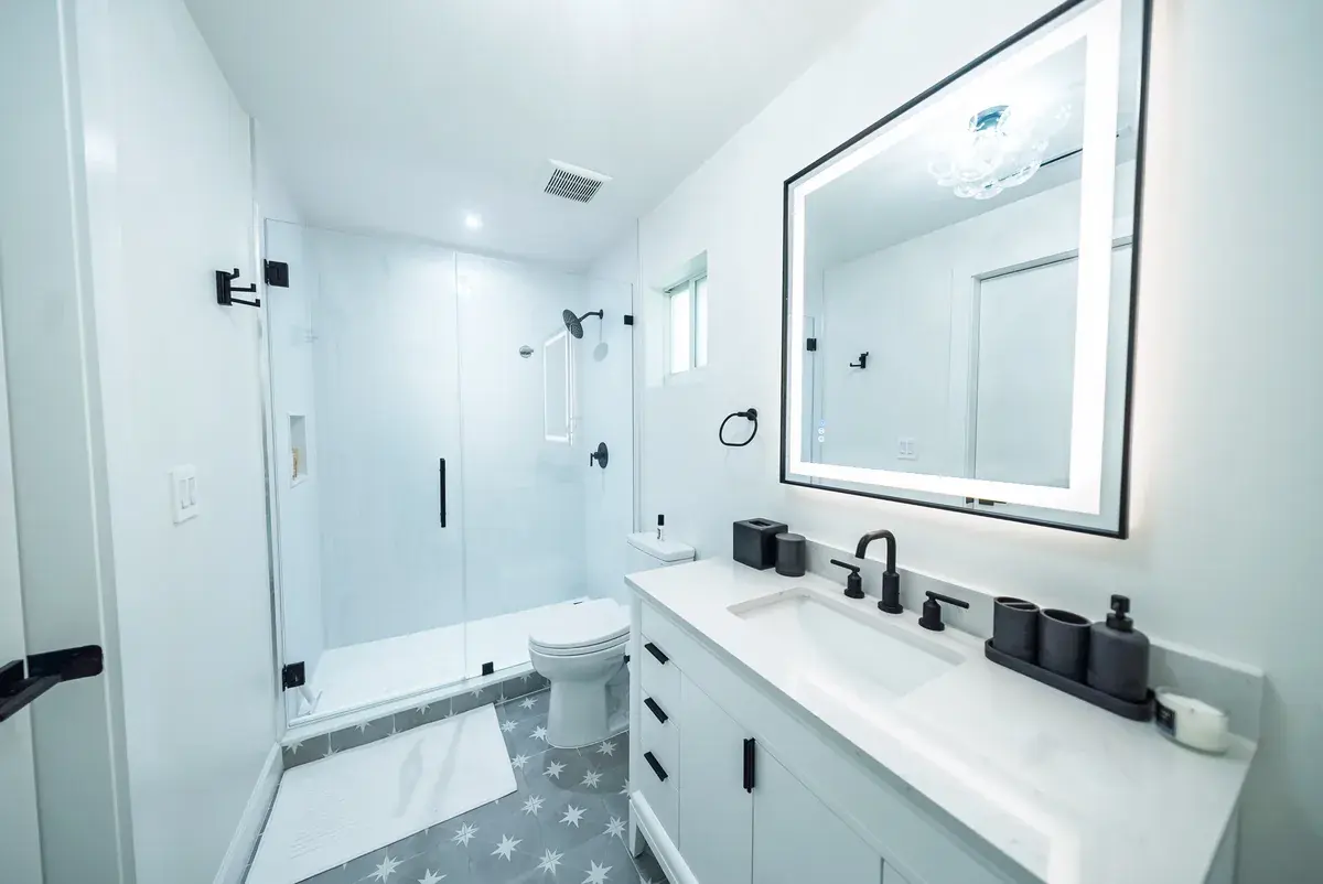 Baño de visitas renovado, Coral Gables