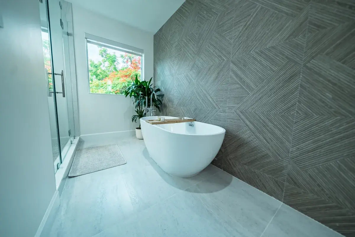 Baño principal con bañera exenta, ampliación y renovación en Coral Gables