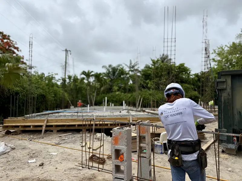 Miembro del equipo de Ballagas Construction trabajando en el refuerzo de columnas en Coral Gables Residence