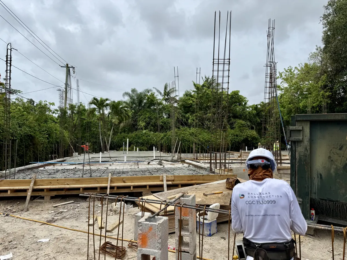 Construcción de casa en Coral Gables: armadura de la losa y canastas de columnas en la obra estructural de la Coral Gables Residence