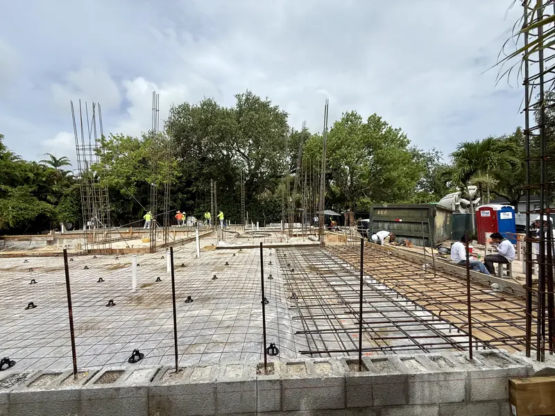 Acero de refuerzo de la losa colocado sobre los cimientos y los muros de mampostería en Coral Gables Residence, con el equipo de Ballagas Construction en obra