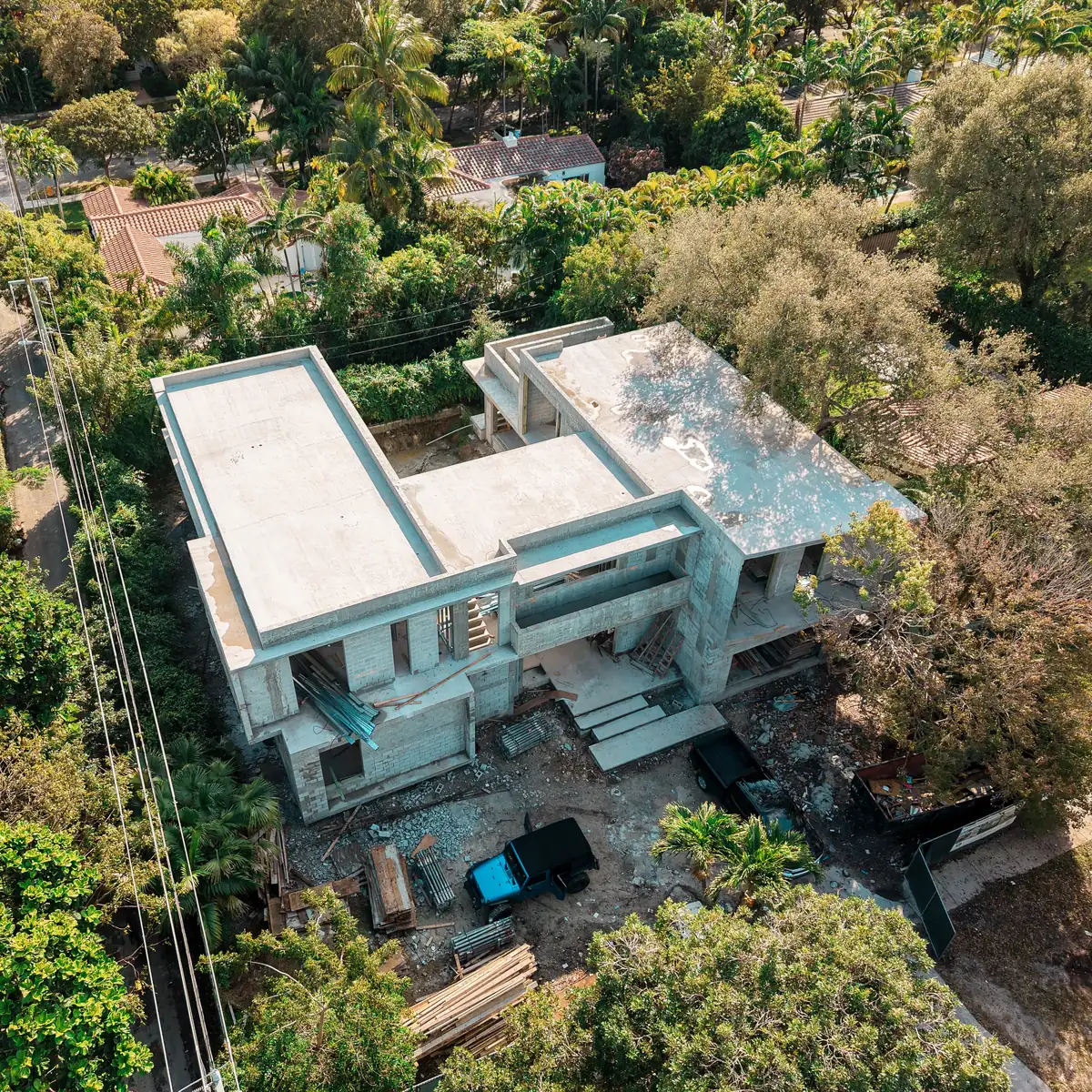 Foto aérea de Kaēlo Residence en Miami Shores: casco de concreto de dos pisos en construcción por Ballagas Construction