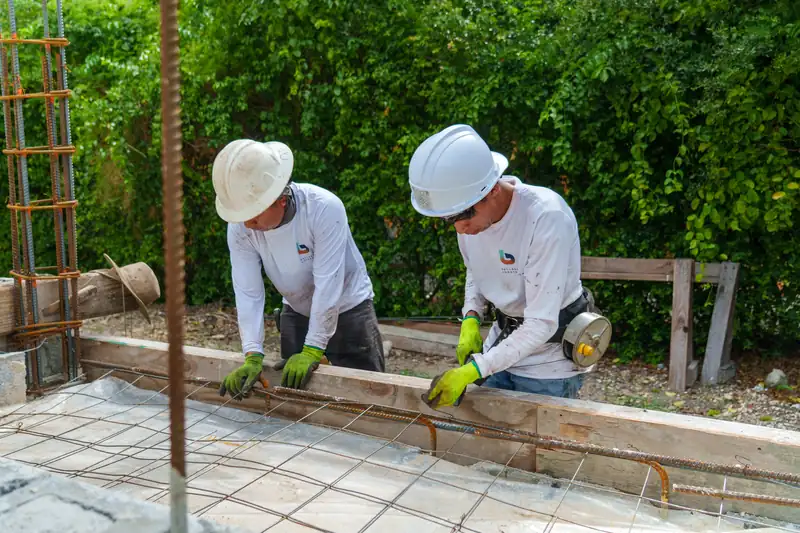 Ampliación de casa en Miami: equipo de Ballagas Construction colocando encofrados y acero de refuerzo en Kaēlo Residence, Miami Shores