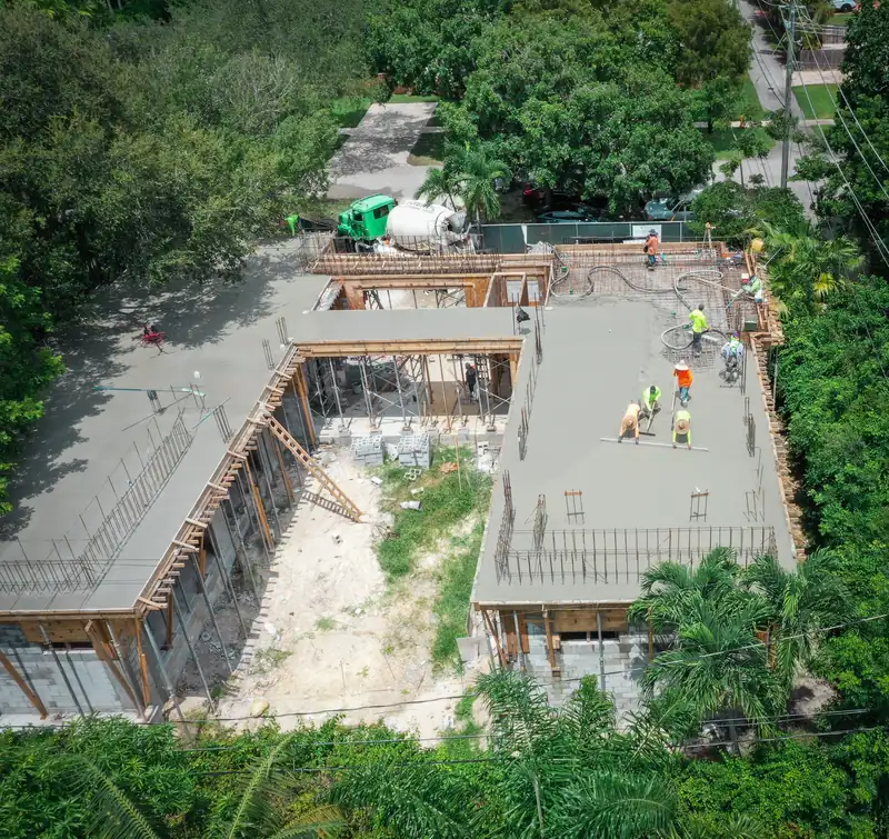 Kaēlo Residence, Miami Shores: vista aérea de la primera losa elevada y los encofrados