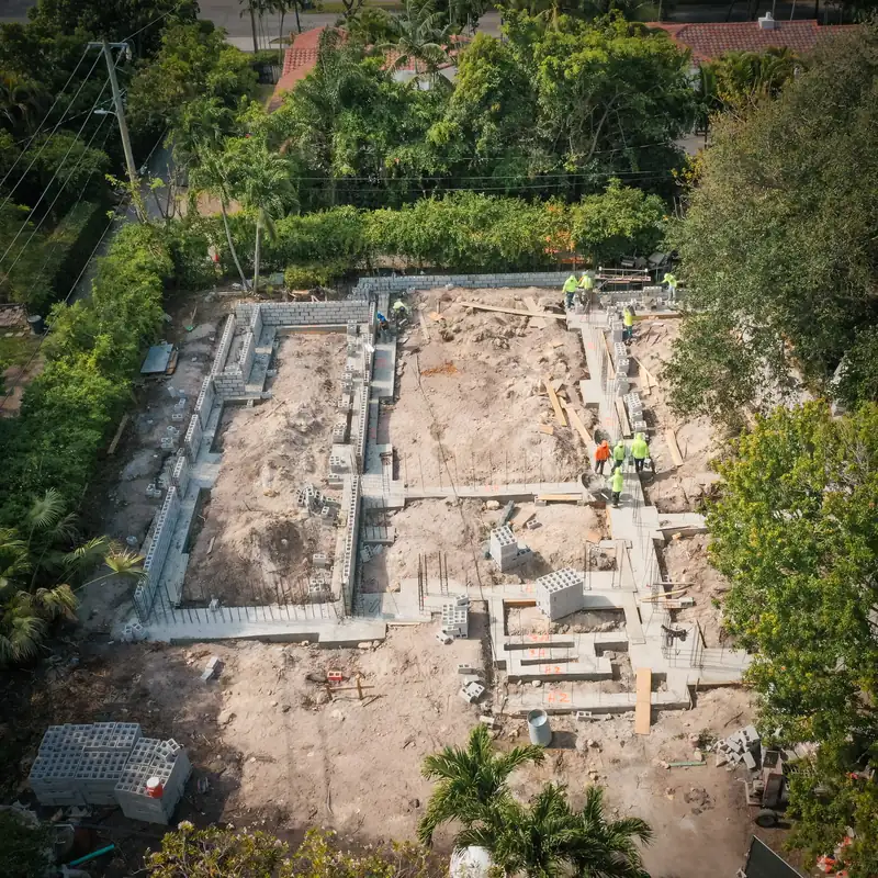 Vista aérea de los cimientos y las vigas de amarre en Kaēlo Residence, Miami Shores
