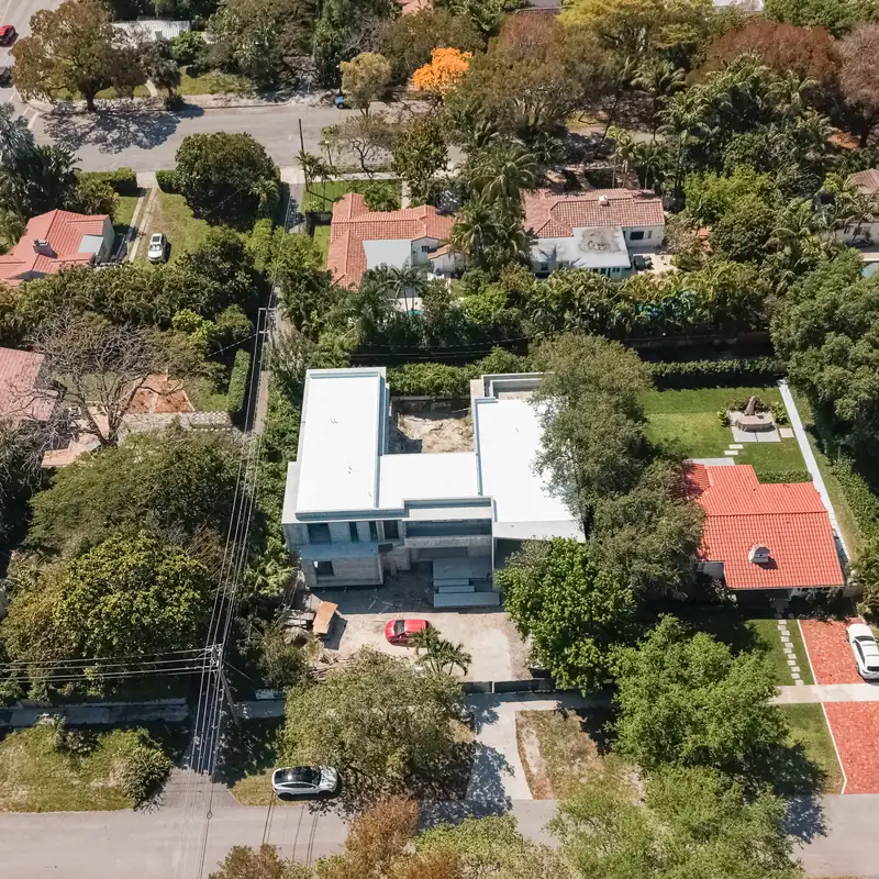 Kaēlo Residence en construcción dentro de su vecindario en Miami Shores