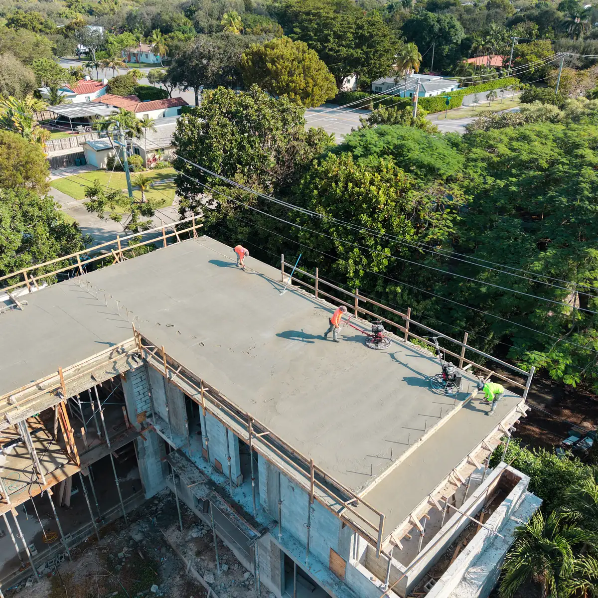Kaēlo Residence, Miami Shores: losa de techo elevada y puntales durante la construcción