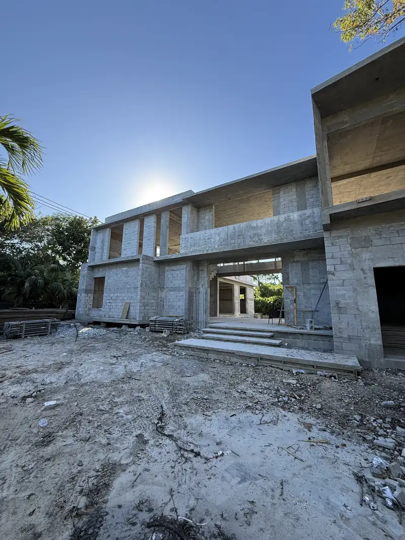 Frente del casco de bloques de concreto de dos pisos en Kaēlo Residence, Miami Shores