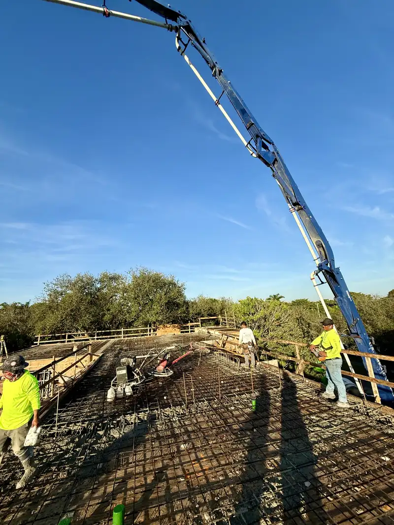 Equipo vaciando concreto en la losa del segundo piso de Kaēlo Residence, Miami Shores