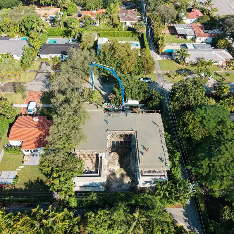 Construcción de casa en Miami Shores: vista aérea con dron del vaciado de la losa del segundo piso en Kaēlo Residence